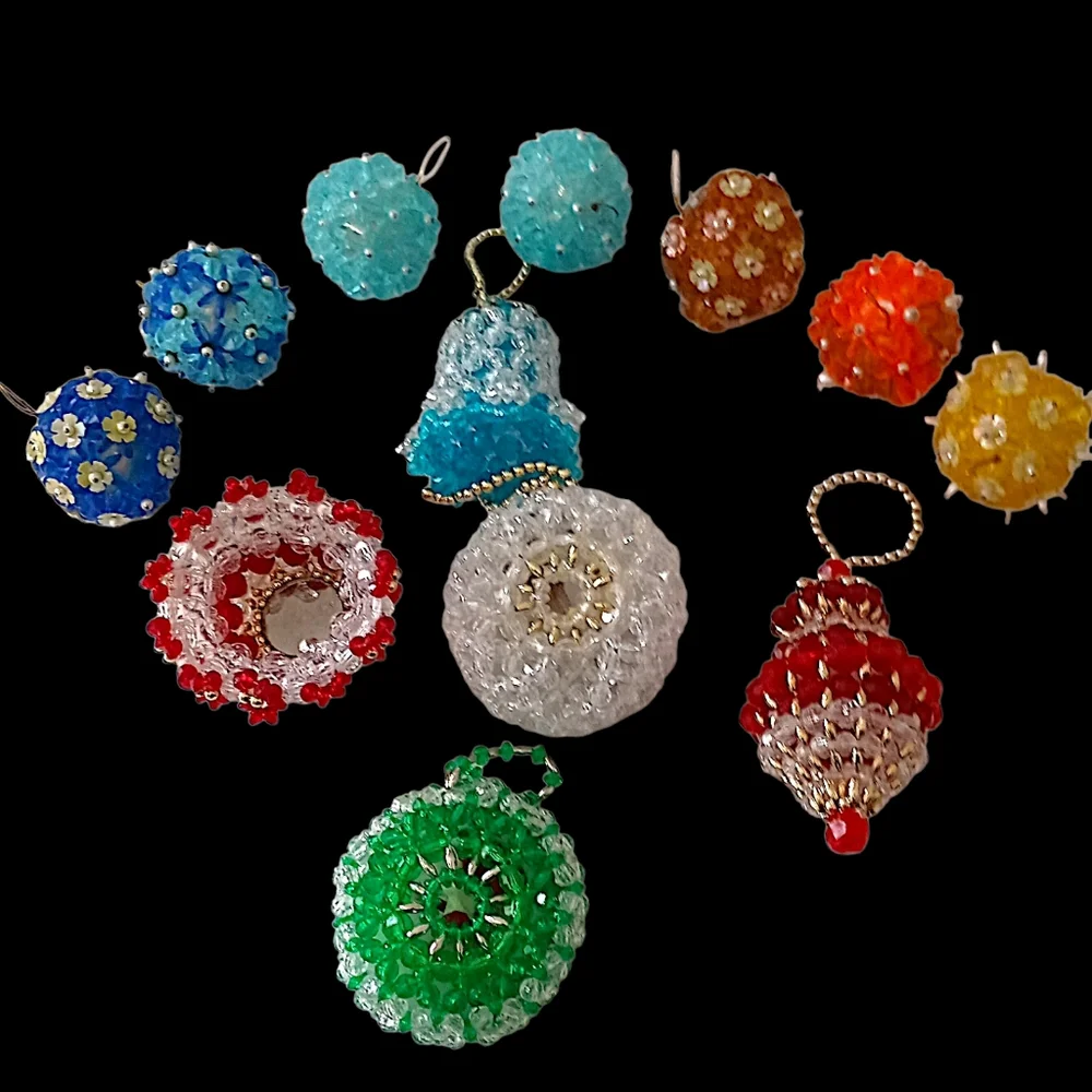12 Vtg Acrylic Beaded Christmas Ornaments‎ Diorama With Figures Kitschy Pushpin